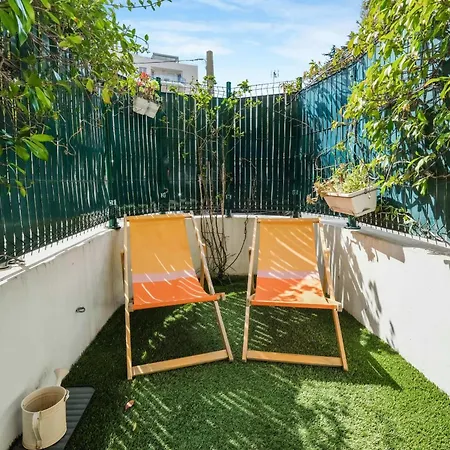 Apartment With Garden Near The *